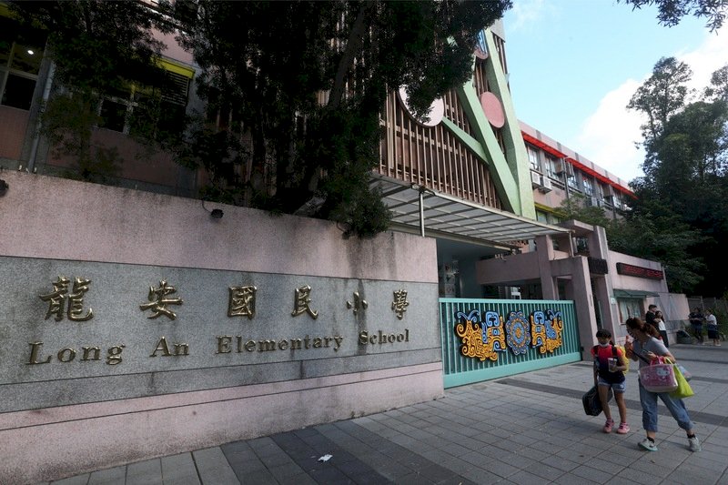 龍安國小恢復借閱穿裙子的男孩 鼓勵老師導讀