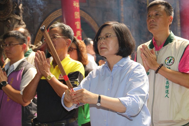蔡總統苗栗寺廟參拜 呼籲中央地方連線