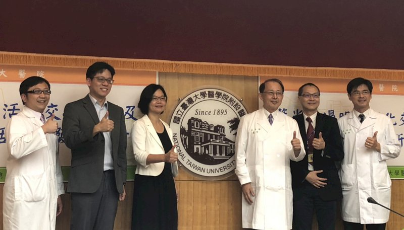 睡前滑手機睡不好 台大：藍光確可提神