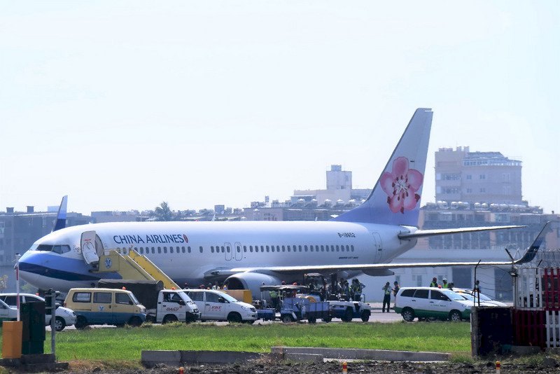 華航班機爆胎 小港機場重新開放