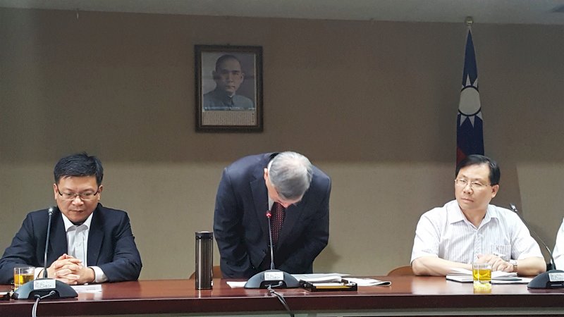 國民黨團登門抗議插鼻孔說 經長鞠躬道歉