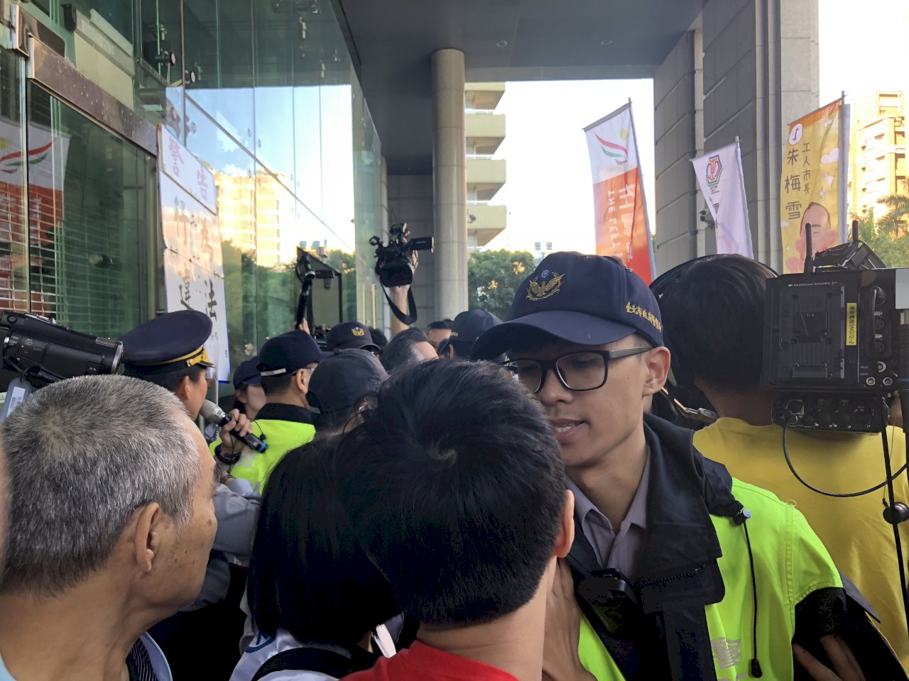 普悠瑪翻覆╱吳宏謀不出面 台鐵產工交部前爆衝突
