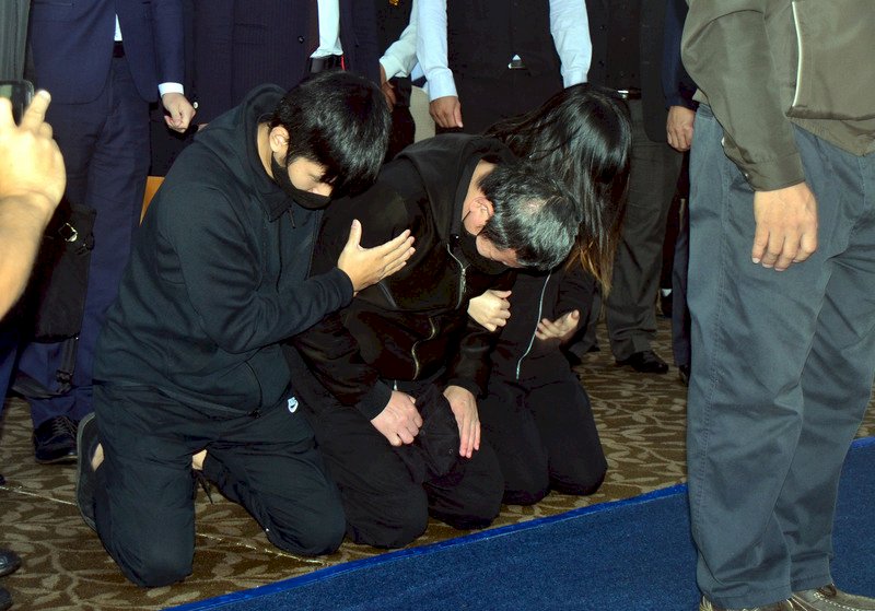 普悠瑪翻覆／司機員靈堂下跪 家屬：一起找真相