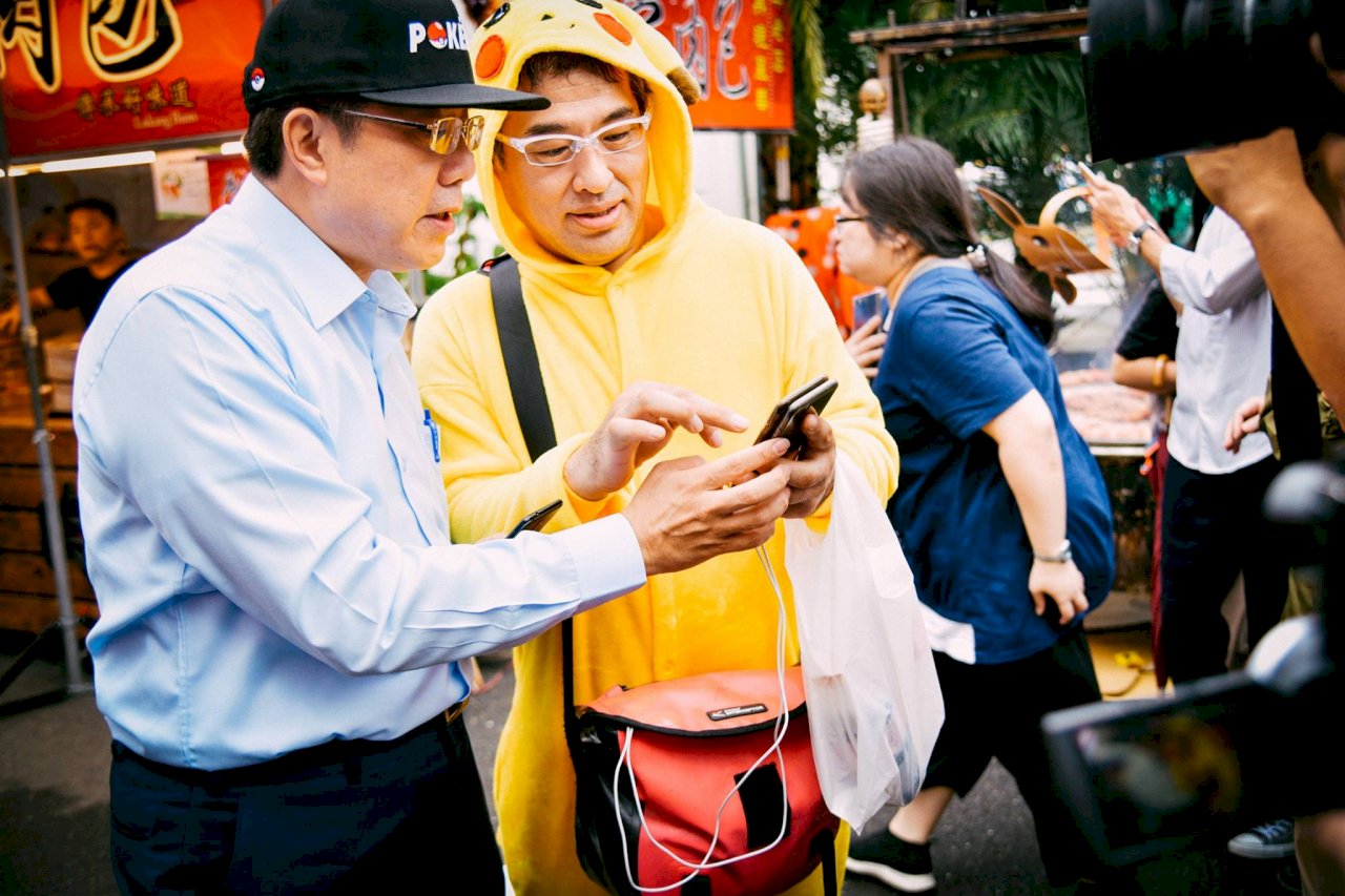 台南選戰 黃偉哲與選民抓寶同樂 高思博提交通政見