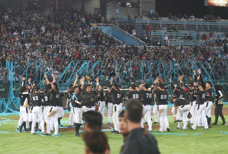 中職桃猿奪總冠軍  今上街封王遊行