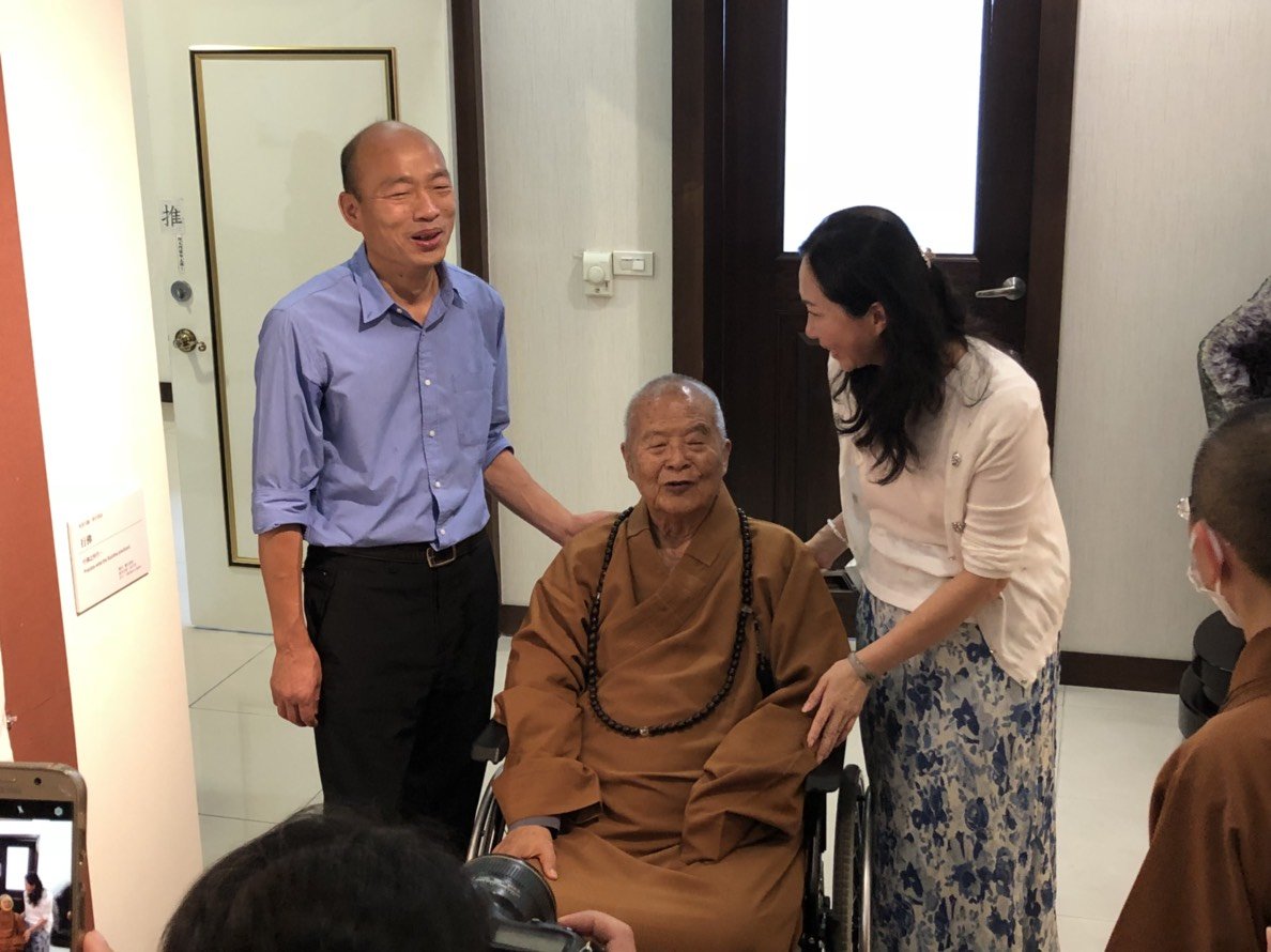 韓國瑜拜會星雲法師 獲贈「諸事吉祥」墨寶