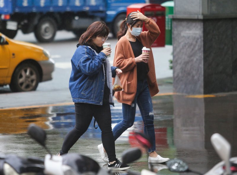 東北季風及南方雲系北上 各地有短暫雨