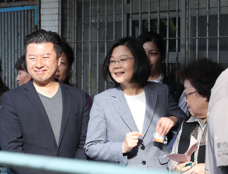 總統排隊完成投票 呼籲民眾都出來投票