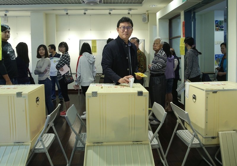 北市豔陽高照 柯丁姚先後完成投票