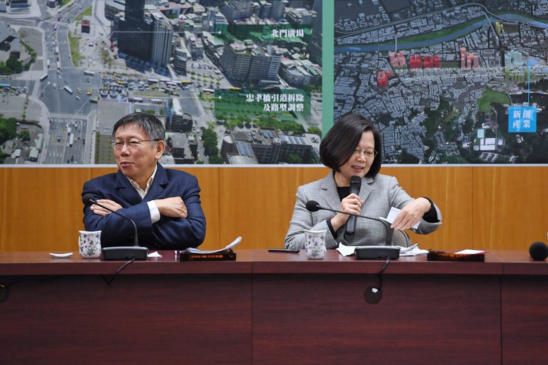 蔡柯會冷颼颼 一張紙條讓兩人露出笑容
