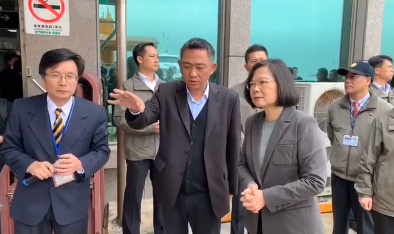 兵貴神速！總統第一時間簽署防疫法律案 並已飛抵金門視察