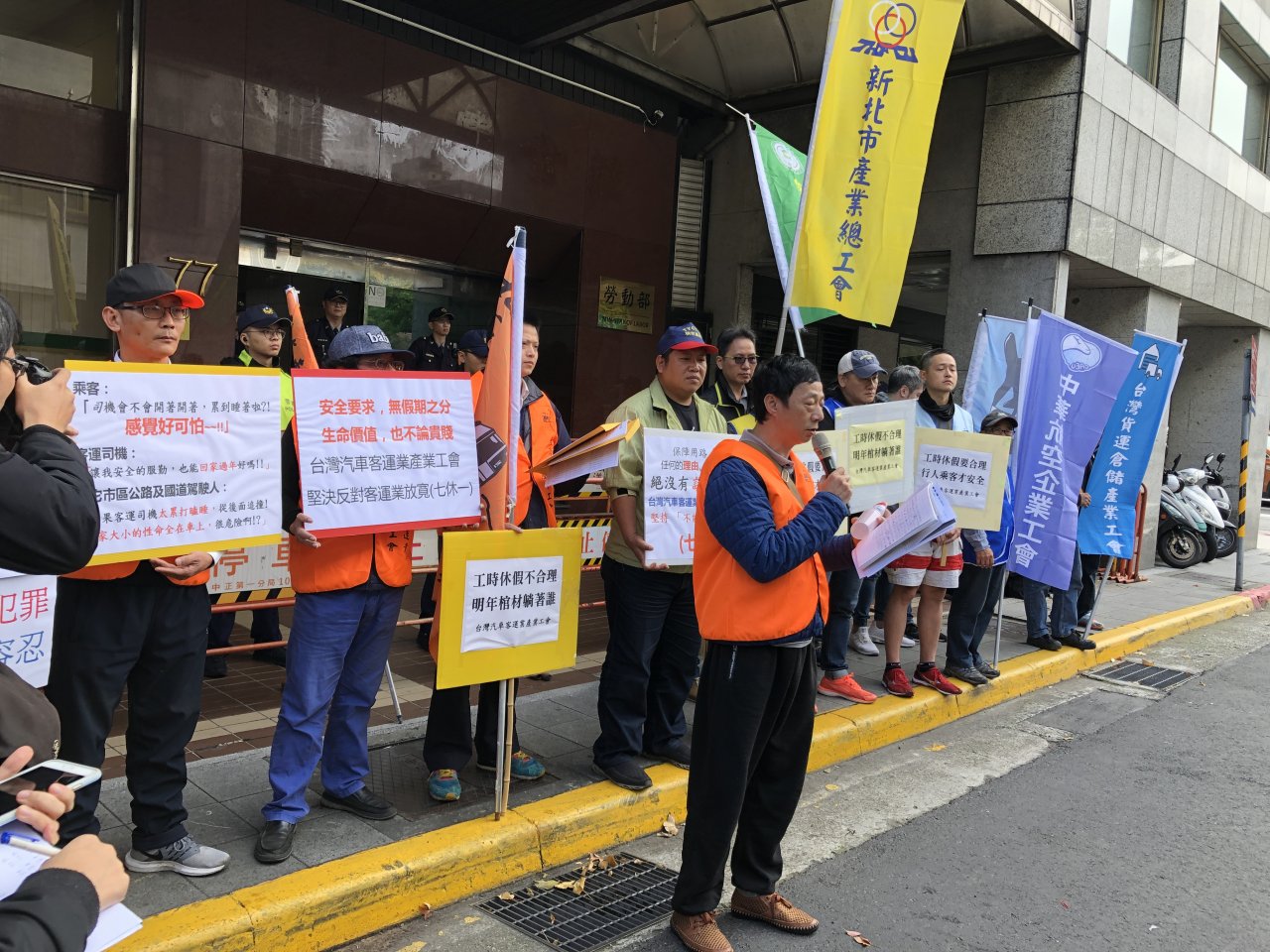 客運業春節擬放寬7休1 勞團痛批工時不合理、棺材躺著你