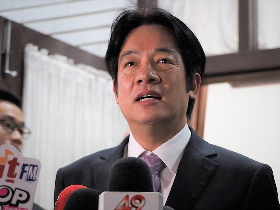 賴揆：明舉行臨時院會 宣布總辭