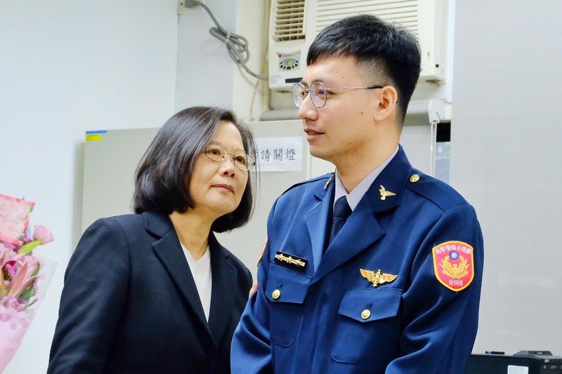 警執勤遭撞縫400多針 總統探視勉還會很帥