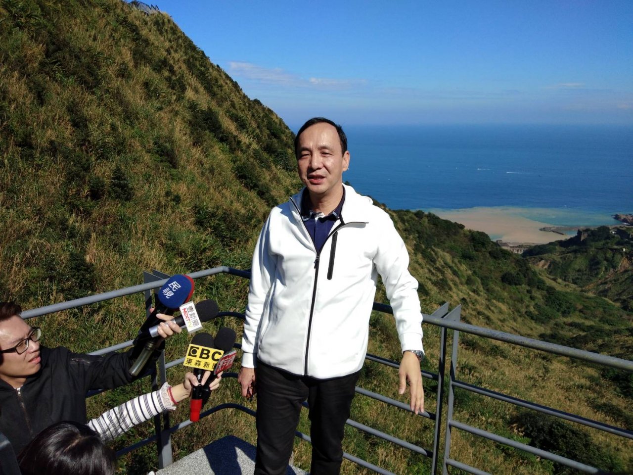 登高望遠 朱立倫報時山走春又炒年糕