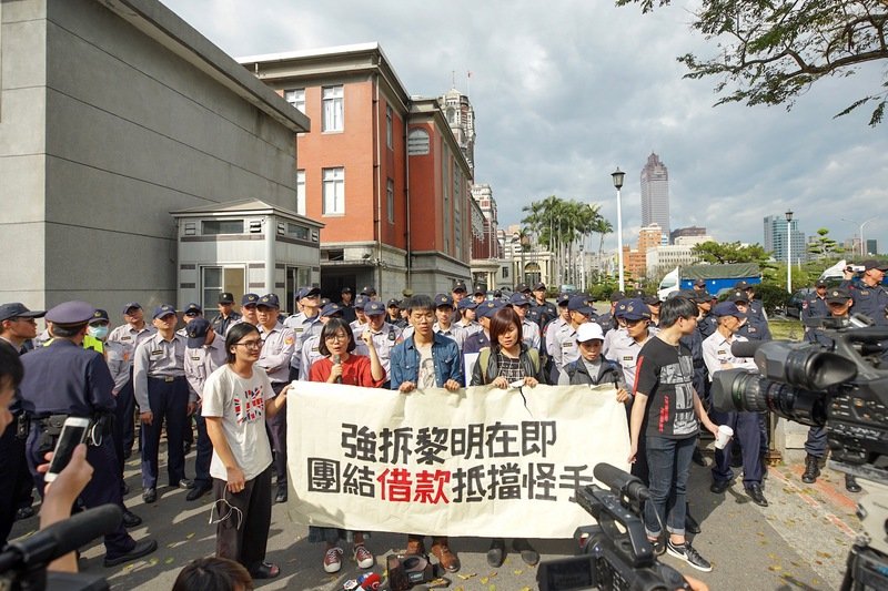 黎明幼兒園長府前陳情自殘 府方安撫情緒