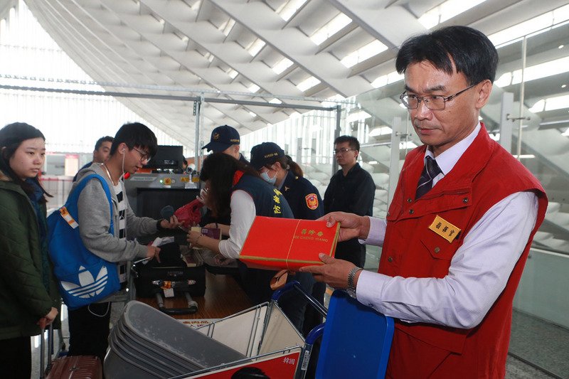 陳吉仲赴清泉崗機場視察 非洲豬瘟邊境檢疫不打烊