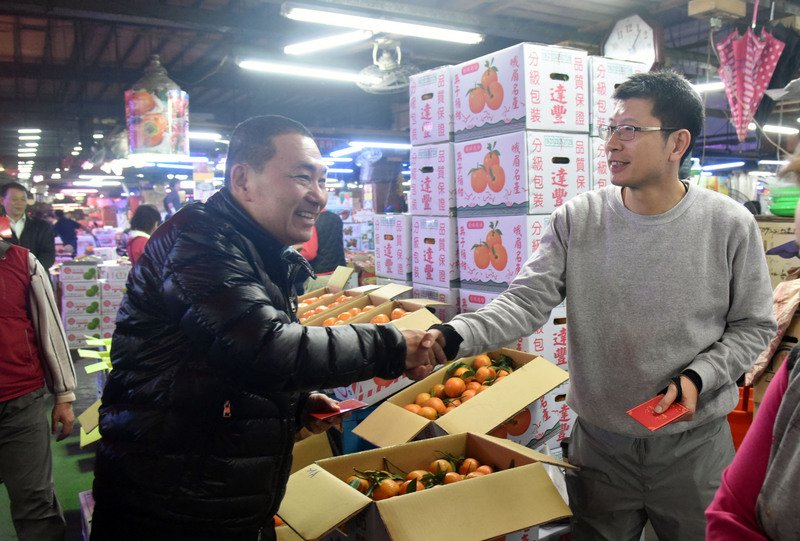 侯友宜視察三重果菜批發市場拜早年