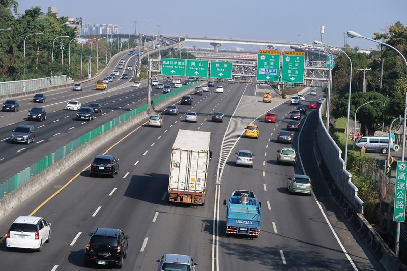 連假首日國道6路段 行車時間平日3至5倍