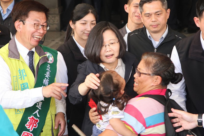 蔡總統台南發福袋 盼執政團隊更接近人民