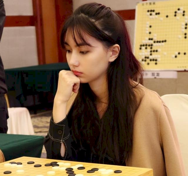 圍棋紀念對決 黑嘉嘉對弈仲邑堇話題十足