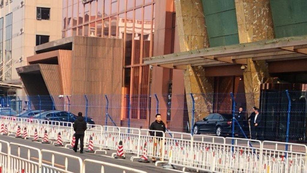 人民代表怕人民？兩會代表住地圍鐵絲網惹議