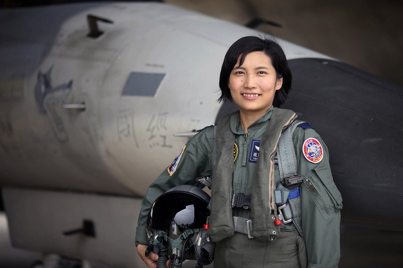 8年級女性航空醫官 同乘戰機感受飛行員壓力