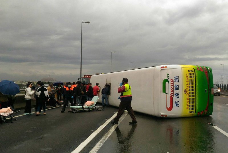 國道3號和美段遊覽車翻覆 多人輕傷至少3人送醫