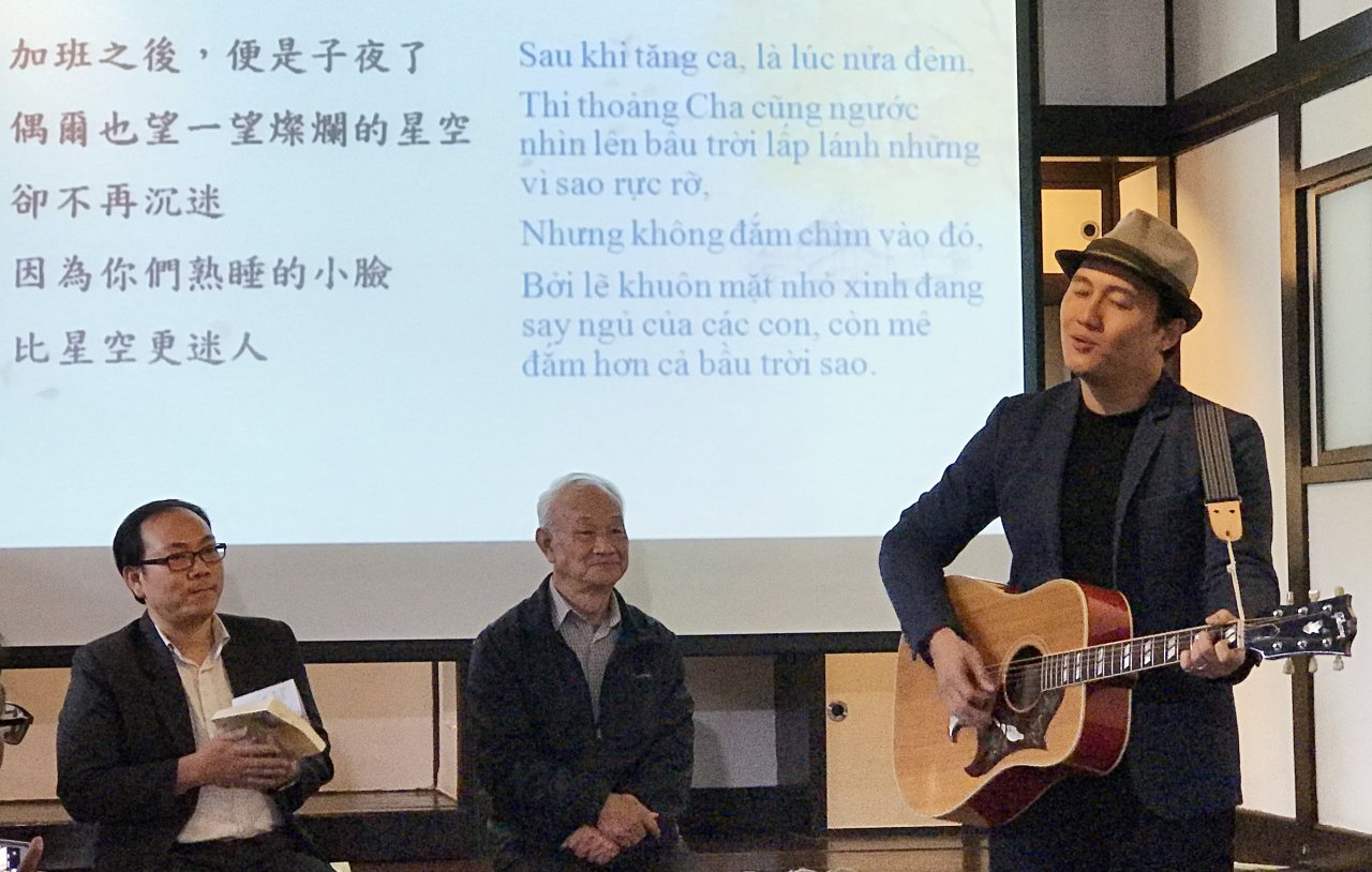 台灣文學外譯 吳晟詩文出版越南文本