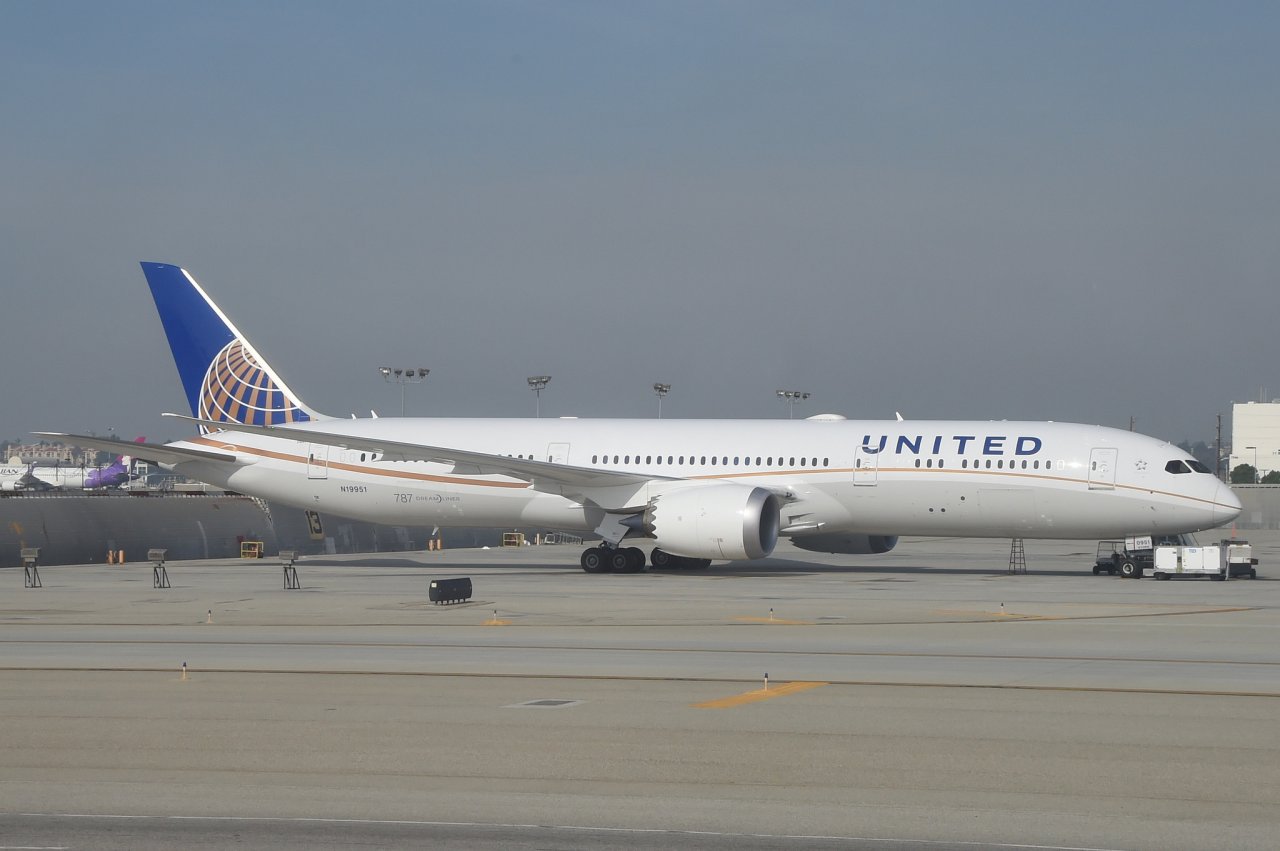 聯航波音787客機冒煙 平安轉降新喀里多尼亞