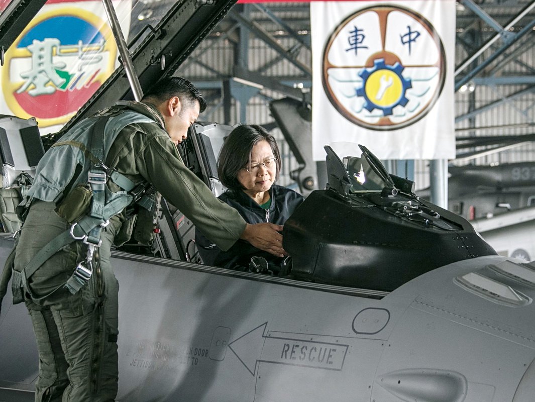 總統視導空軍 要求第一時間強勢驅離解放軍