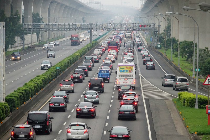 國道北部南下一早塞 部分路段車速不到20公里