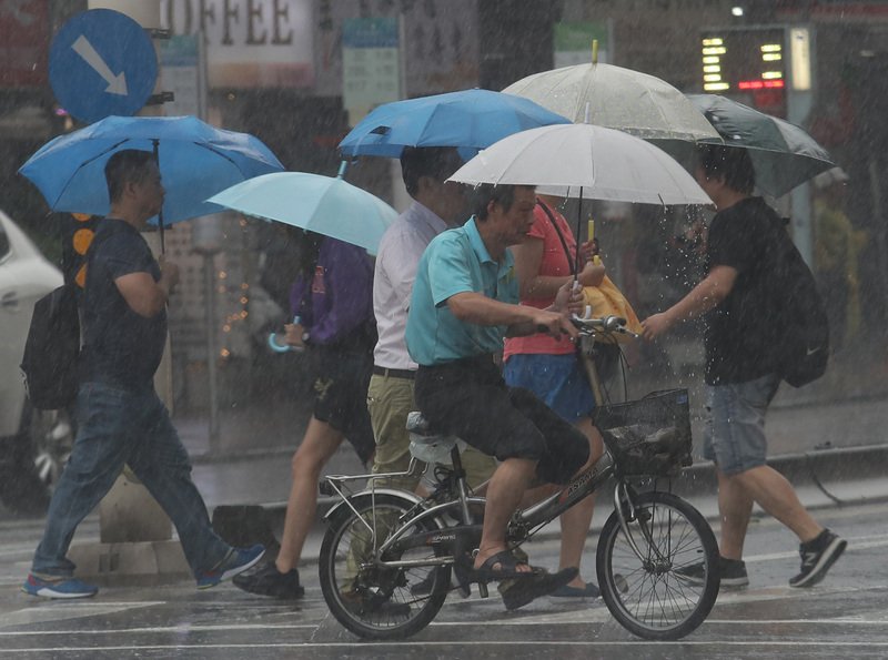 南部東半部有雨  各地注意午後雷雨