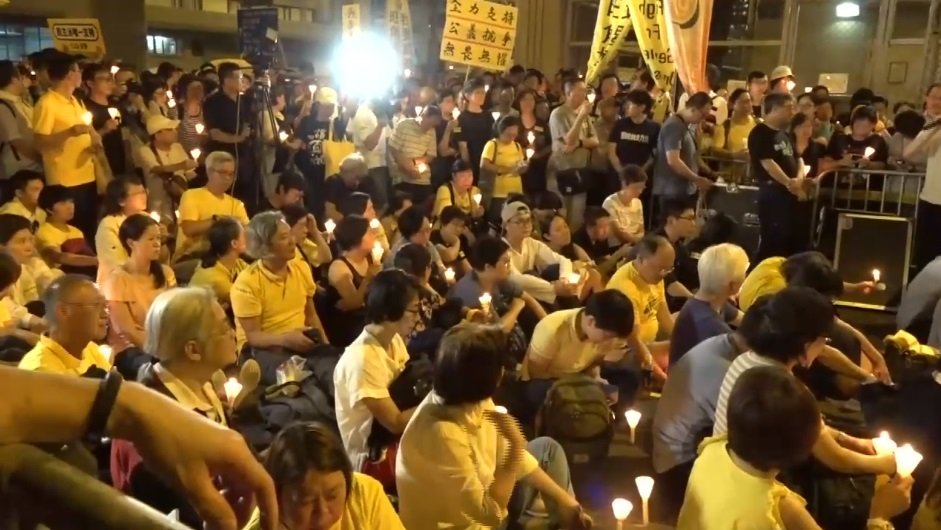 港佔中人士遭判刑 數百市民收押所外聲援