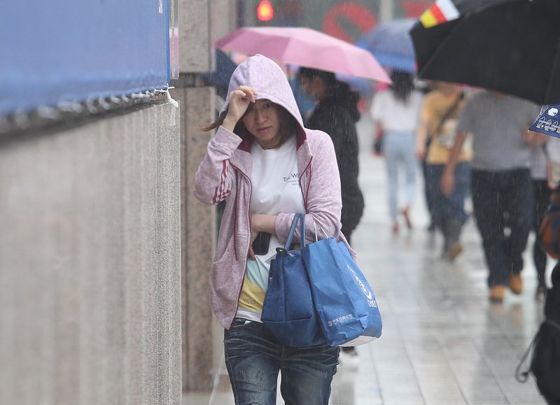西南風影響 各地悶熱局部雷陣雨