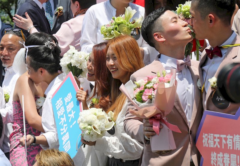 開放同婚登記將滿週年  女性同婚最多
