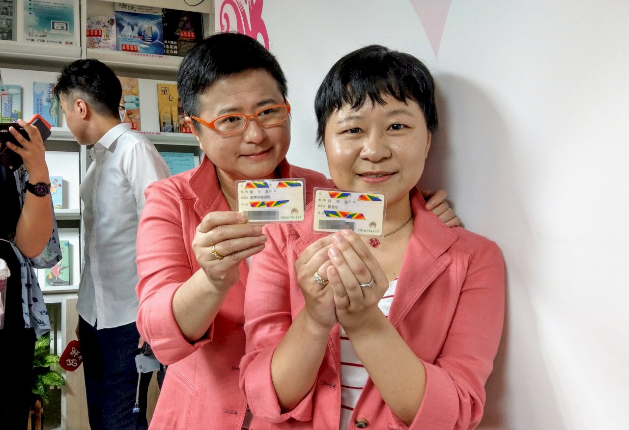 紅毯那端／截至下午2時 同婚登記363對 女同志伴侶佔近7成