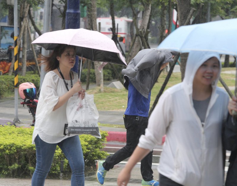 鋒面報到各地有雨  慎防強降雨