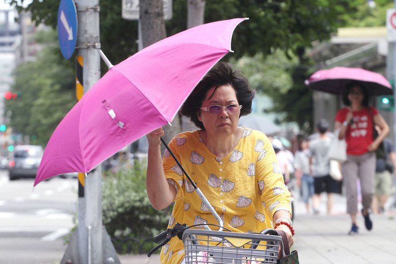 天氣悶熱大台北高溫逾34度 午後留意較大雨勢
