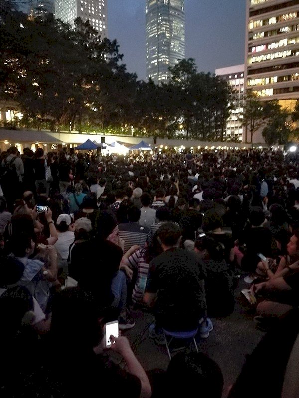 港媽集會批特首 港爸聯署籲16日與子女同行