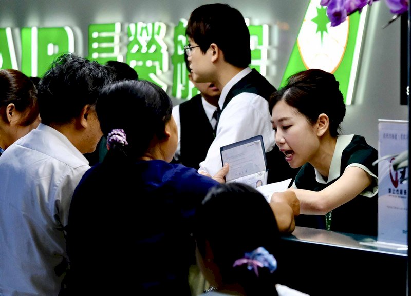 長榮空服罷工第二天 等簽轉旅客減 部分行程受阻