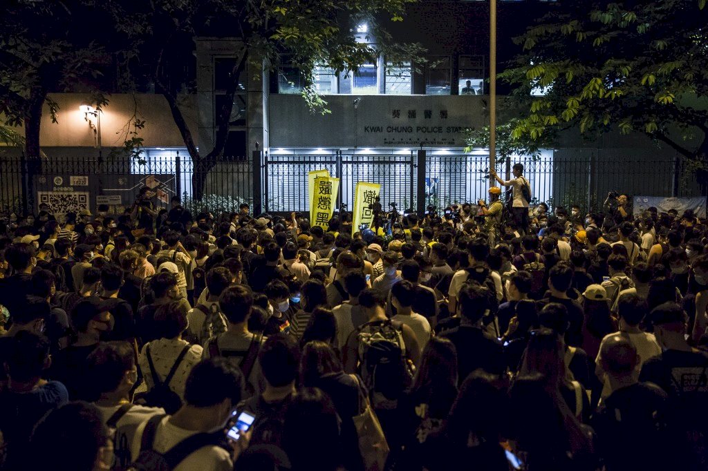 香港葵涌警署被圍 警察舉霰彈槍喝退示威者