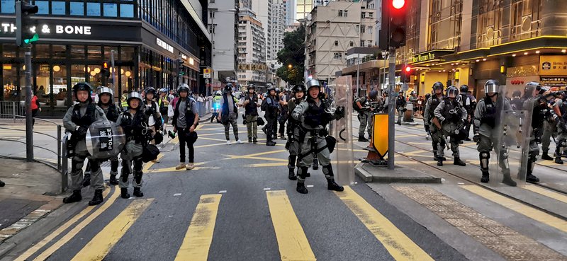 捍衛中聯辦&nbsp; 港警催淚彈驅離示威者不手軟