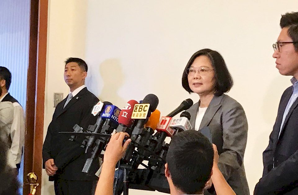 一芳水果茶挺一國兩制 蔡英文：水果茶加了政治味就不好