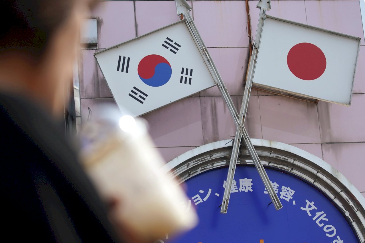 南韓總理見安倍晉三 轉交文在寅親筆信