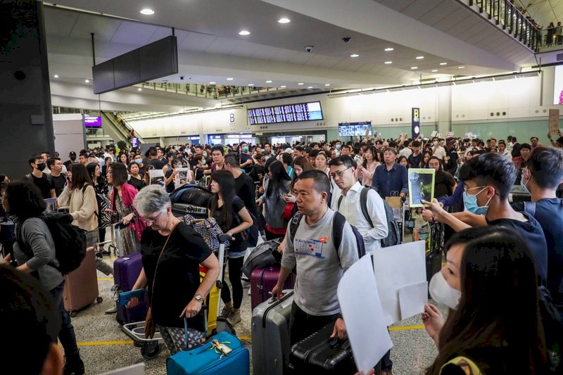 香港反送中活動持續 示威與接機同時進行