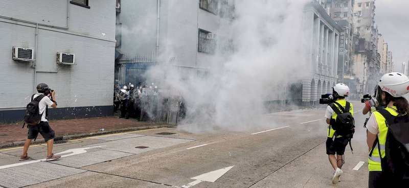 香港反送中示威持續 深水埗警方射催淚瓦斯