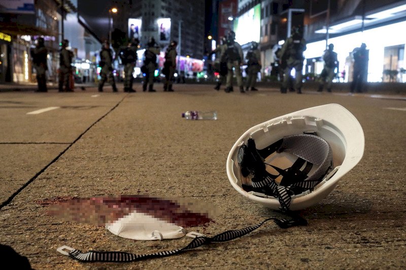 港警再度失控 救護人員中槍失明！