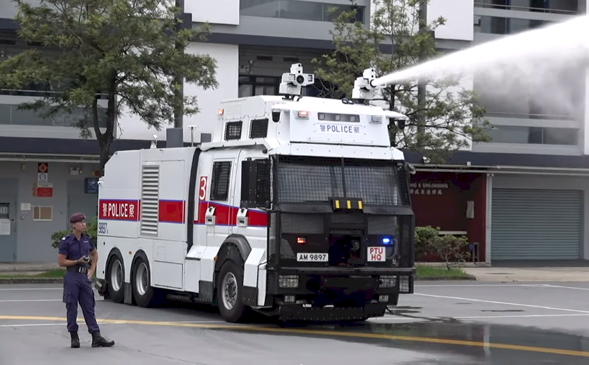 香港警方示範水炮車 可發射催淚劑和顏料