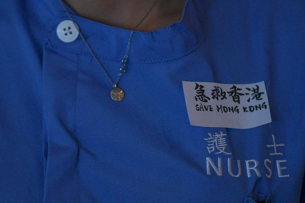 香港醫護批警察暴力 13間公立醫院靜坐抗議